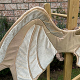 Alas de Dragón Champaña brillosa y teciopelo camello