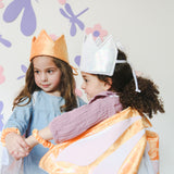 Alas fantásticas Naranjas con manchas y cola blancas