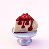 Rebanada de pastel de queso con arándanos