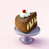 Rebanada de pastel de chocolate y caramelo