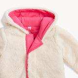 Trajecito Sherpa color crema con cierres magnéticos para bebés