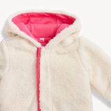 Trajecito Sherpa color crema con cierres magnéticos para bebés