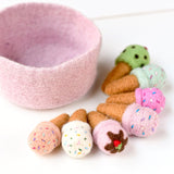 Helado de fresa con chocolate de fieltro