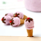 Helado de fresa con chocolate de fieltro