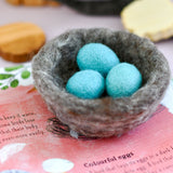 Nido con 3 huevos de petirrojo azul de lana