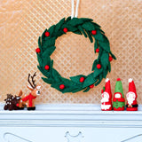 Corona navideña con frutos rojos