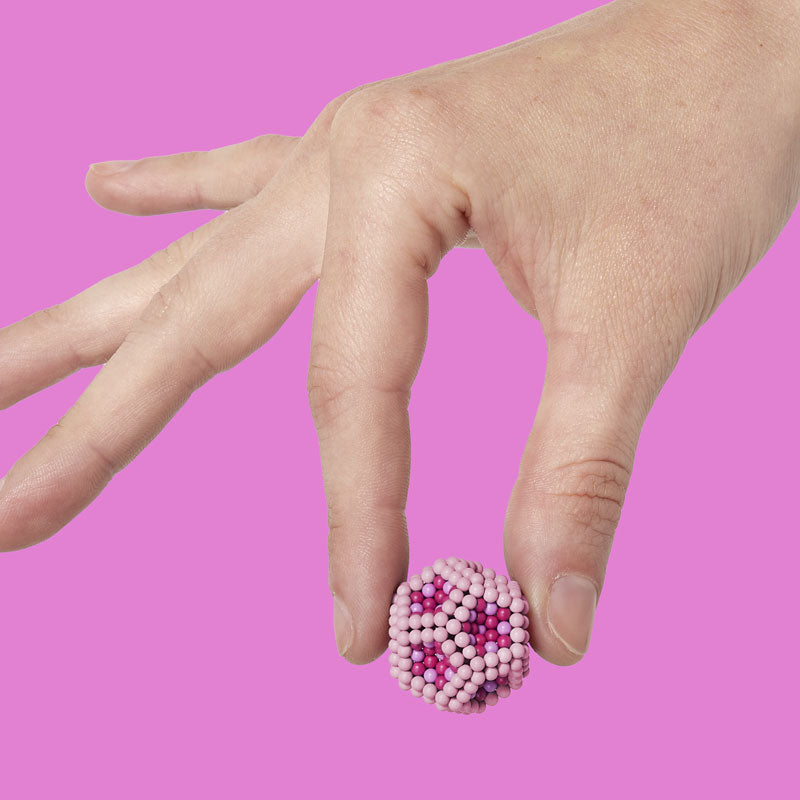 Speks Pixel Cheat Code en mano