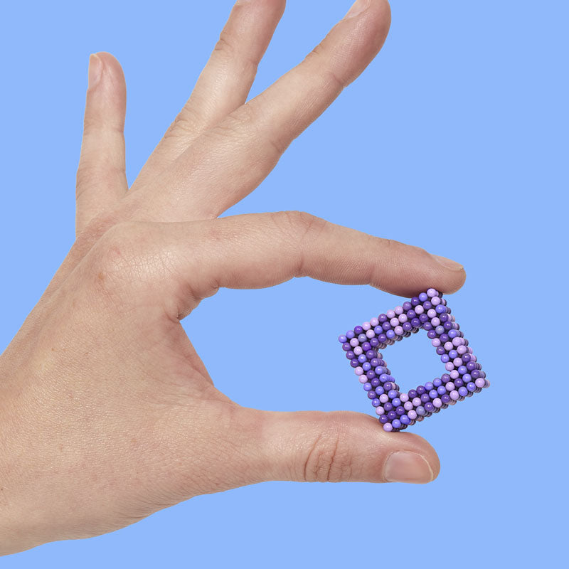 Speks Pixel 8 Bit en mano