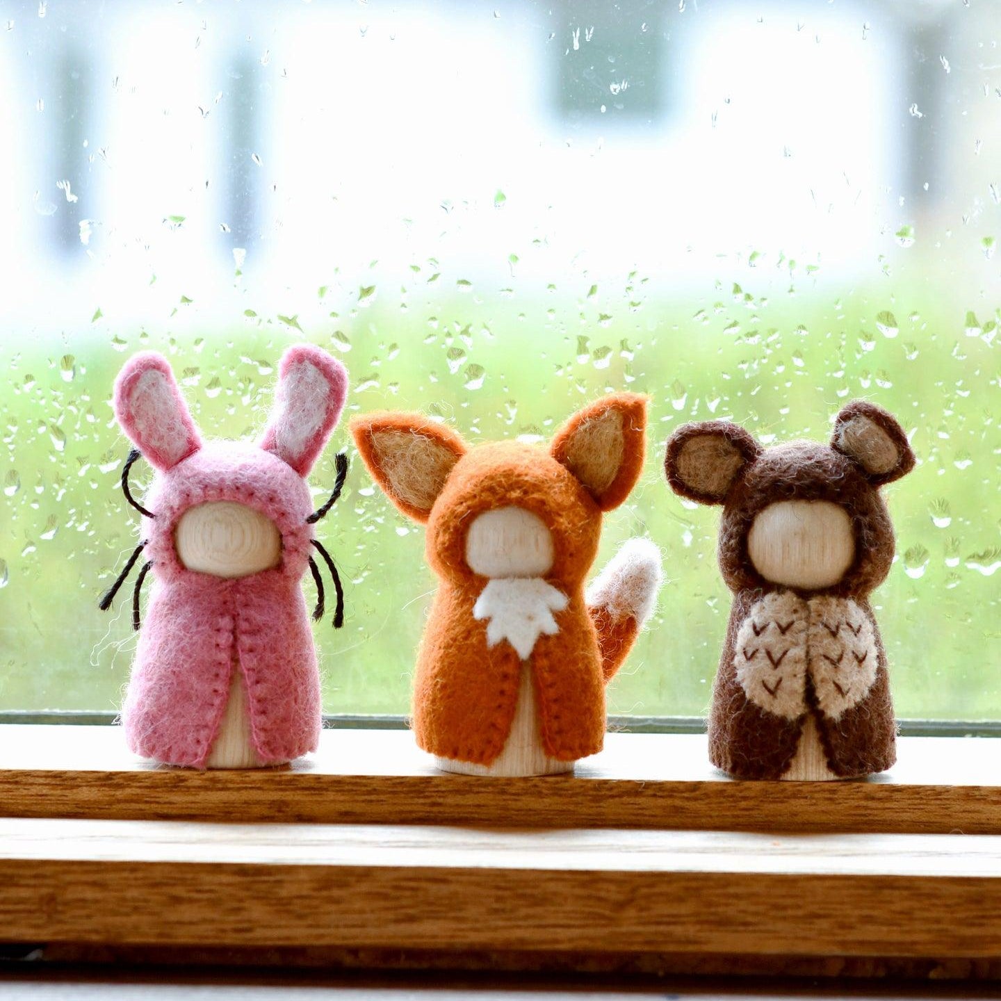 Muñecas de madera vestidas de animales del bosque
