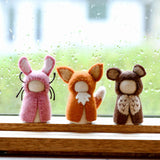 Muñecas de madera vestidas de animales del bosque