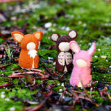 Muñecas de madera vestidas de animales del bosque