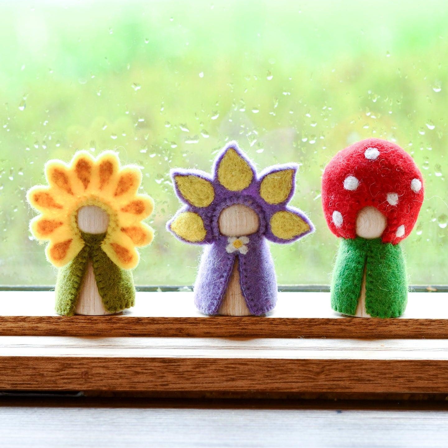 Muñecas "peg dolls" de madera vestidas de flores y hongo