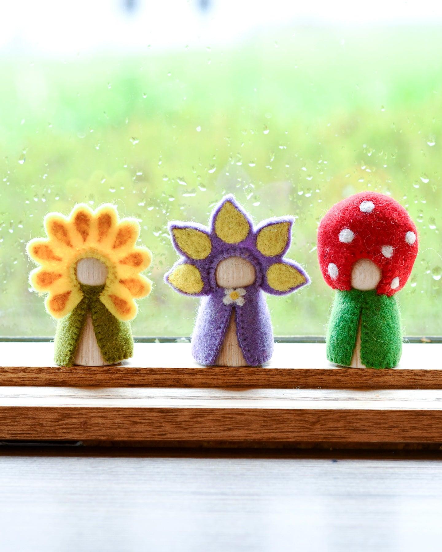 Muñecas "peg dolls" de madera vestidas de flores y hongo