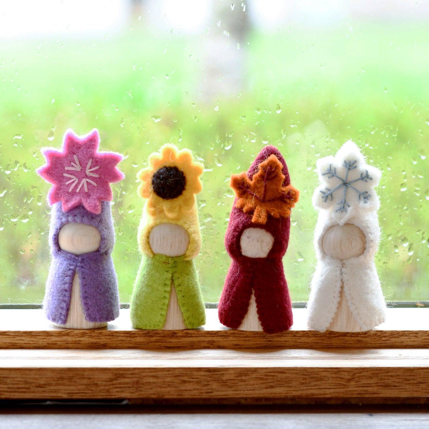 Muñecas "Peg dolls" de madera vestidas de las estaciones del año