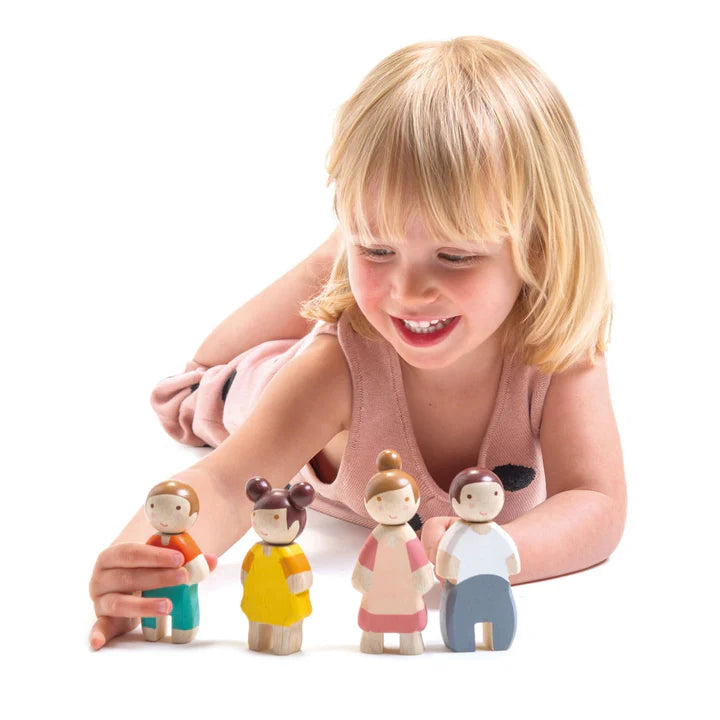 Familia de muñecos de madera sólida 1