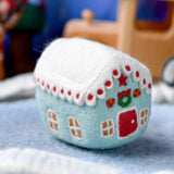 Casita de galleta de jengibre de Navidad de fieltro de lana color azul