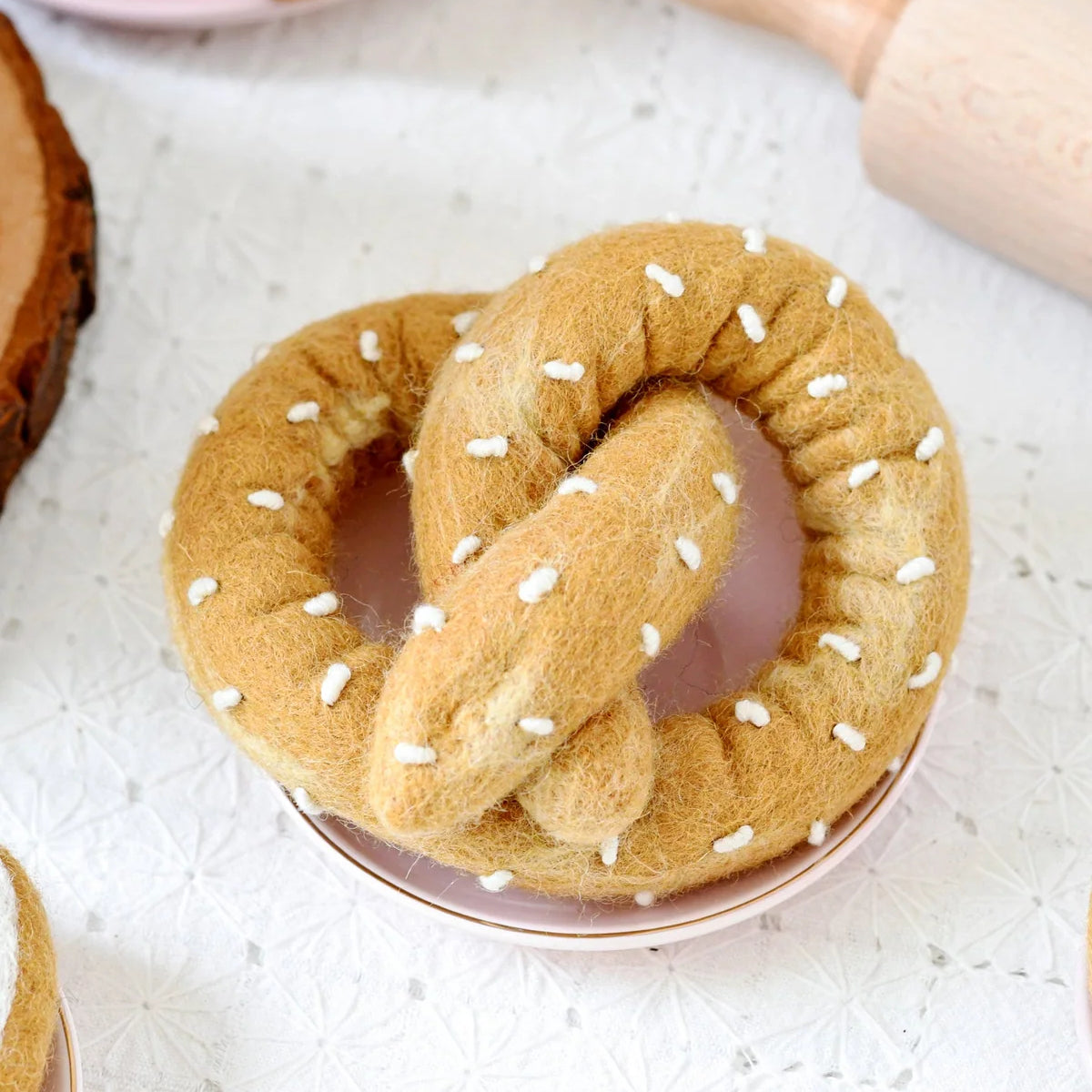Pretzel suave de fieltro de lana